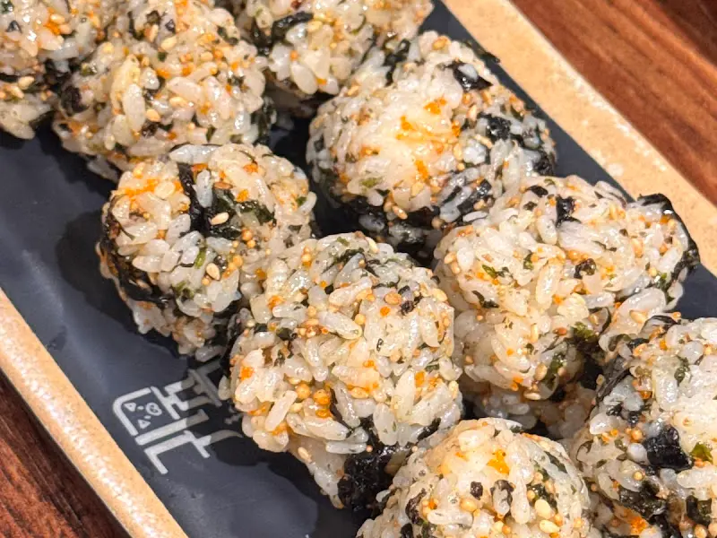 톡톡 터지는 날치알이 듬뿍 올려진 주먹밥