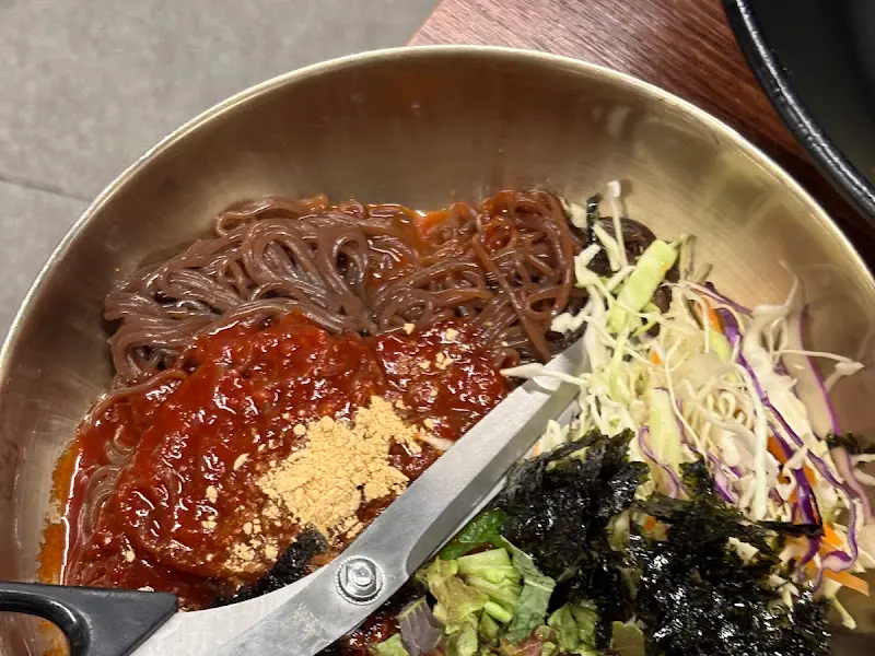 매콤달콤한 양념이 돋보이는 막국수