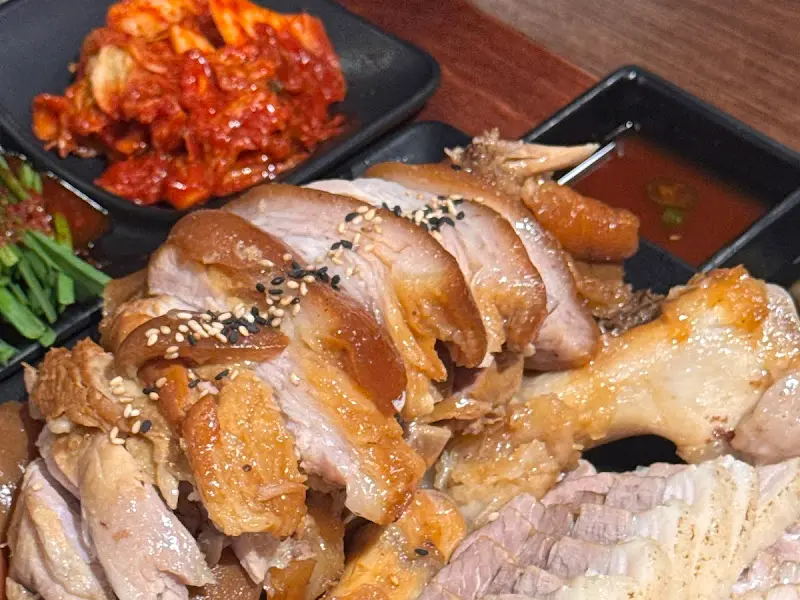 윤기가 흐르는 족발의 클로즈업 샷