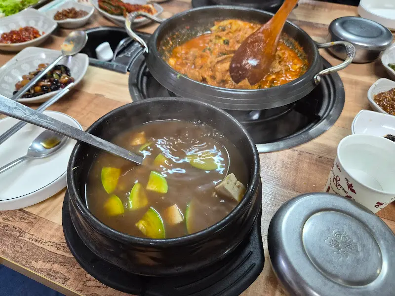 다양한 밑반찬과 된장찌개