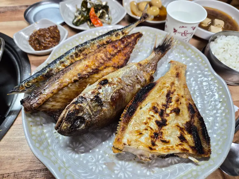 솥뚜껑 위에 올려진 생선구이