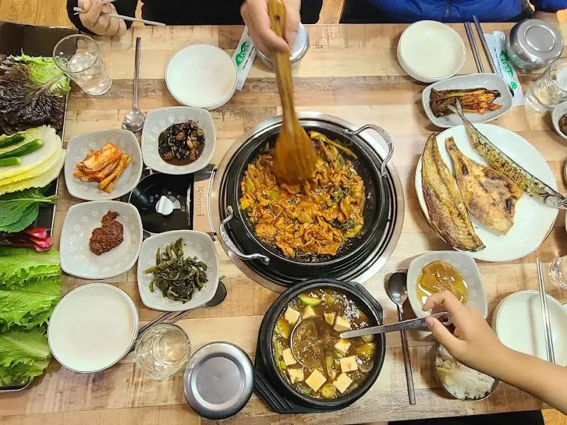 한상 가득 차려진 음식