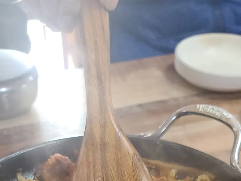 나무 주걱으로 볶는 모습