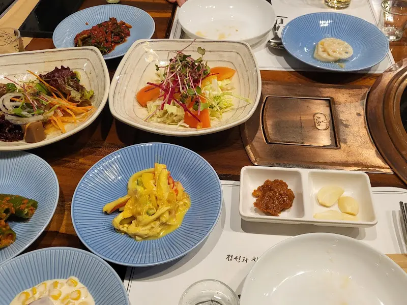 정갈하게 차려진 반찬들