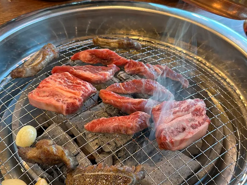 숯불 위에서 익어가는 소갈비살