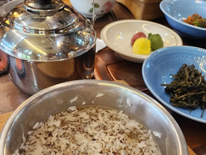 다채로운 반찬 구성