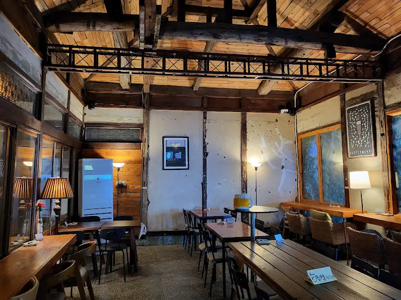 한옥의 멋을 살린 안동 브루잉 내부