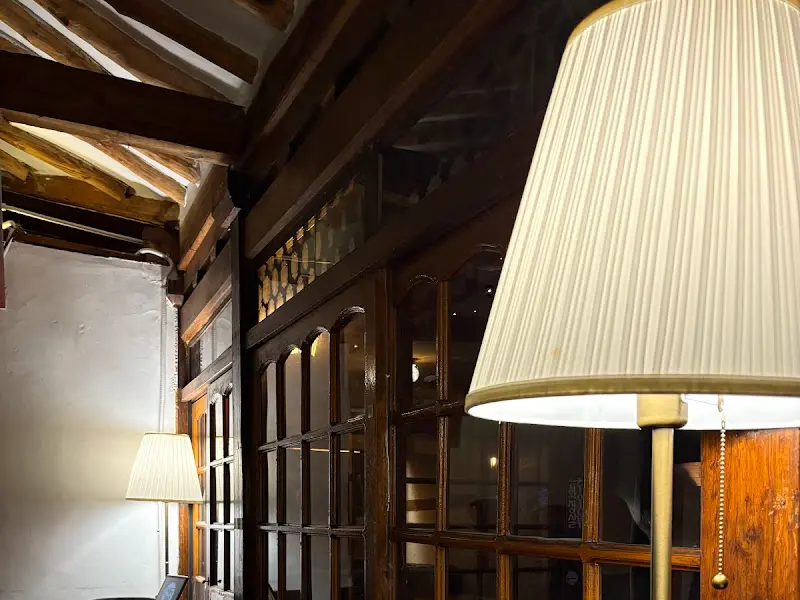 은은한 조명이 아늑한 분위기를 더한다