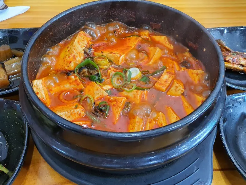 두부 조림 한 상 차림