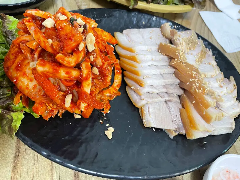 돌다리보쌈칼국수의 한 상 차림