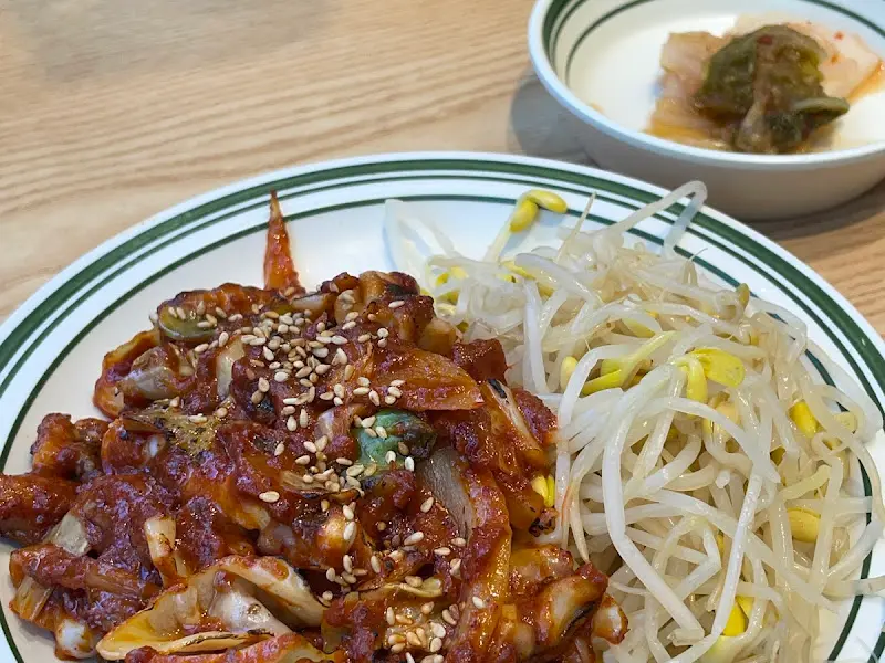 윤기가 흐르는 낙지볶음과 콩나물의 조화