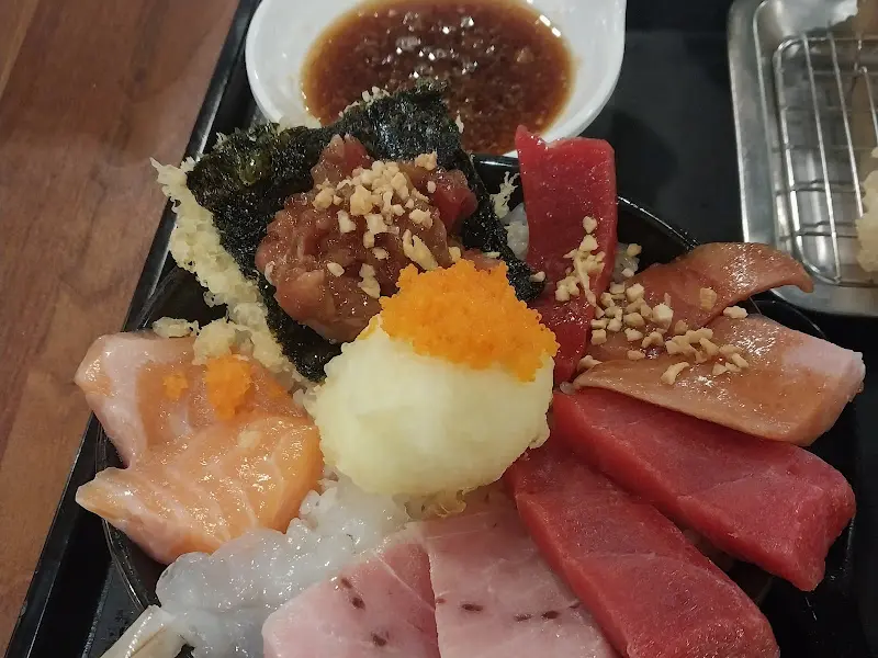 싱싱한 해산물이 가득한 카이센동