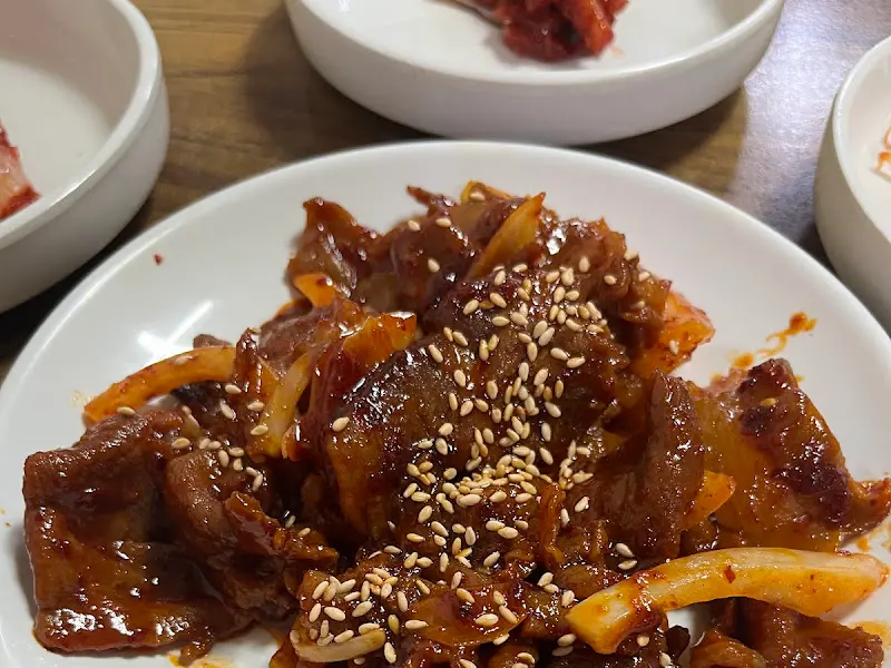 윤기가 자르르 흐르는 제육볶음의 클로즈업