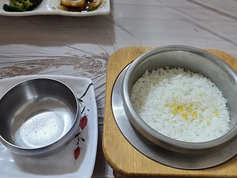 윤기가 흐르는 솥밥