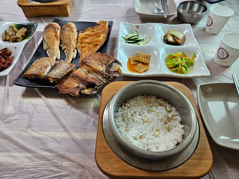 생선구이와 솥밥, 밑반찬의 조화