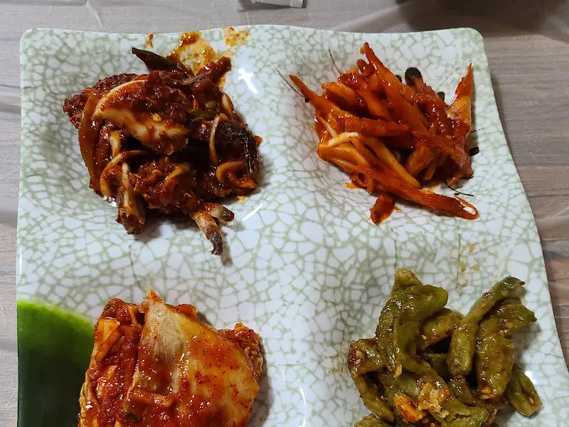 매콤한 양념이 돋보이는 반찬