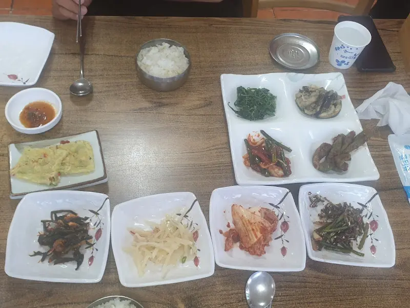 테이블 가득 차려진 한 상