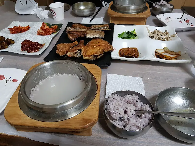 다양한 반찬과 생선구이