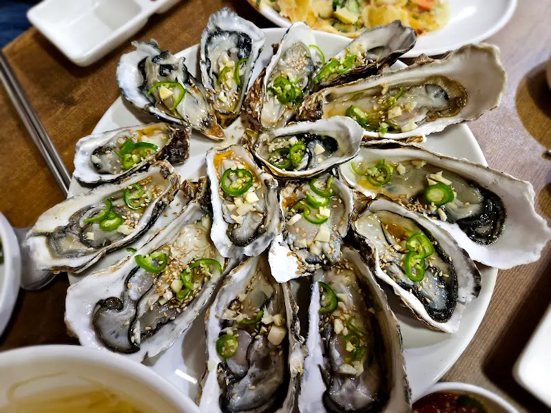 신선한 해산물이 가득한 석화