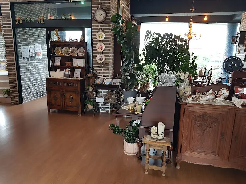 디마네 커피 로스터스 내부 전경