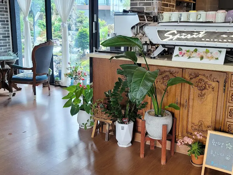 디마네 커피 로스터스 내부 인테리어 소품