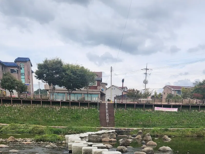 디마네 커피 로스터스 앞 위천수