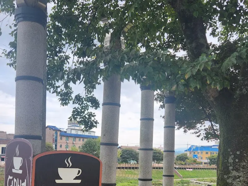 디마네 커피 로스터스 표지판