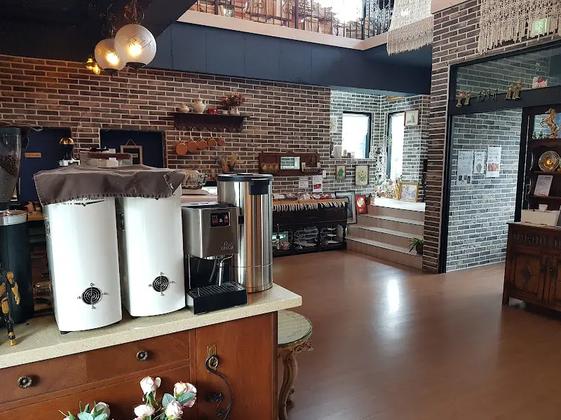 디마네 커피 로스터스 내부