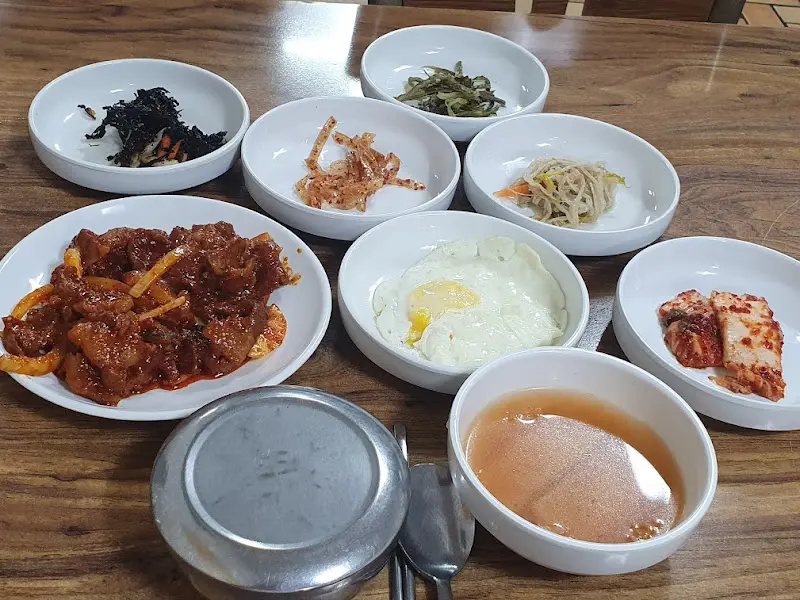 다채로운 밑반찬들이 눈길을 사로잡는다