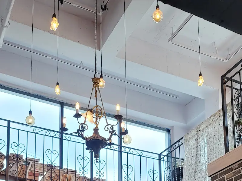 디마네 커피 로스터스 조명