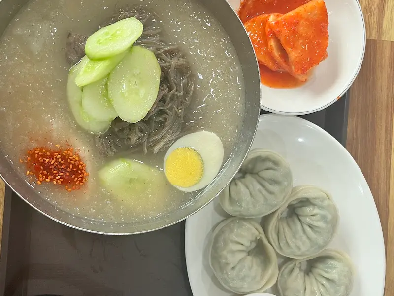 물냉면, 만두, 무김치