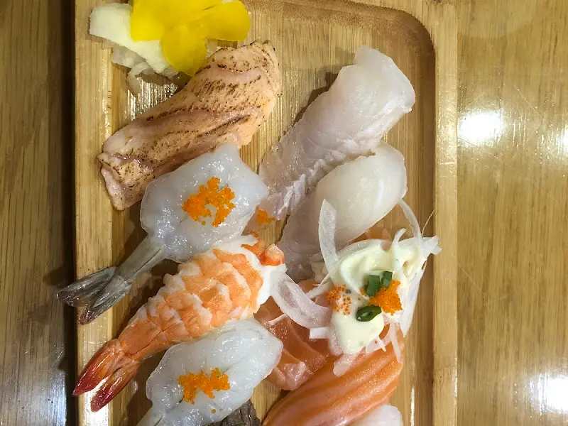 다채로운 초밥이 담긴 나무 트레이