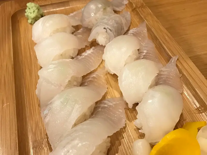 윤기가 흐르는 광어 초밥