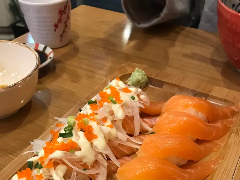 연어 초밥과 와사비