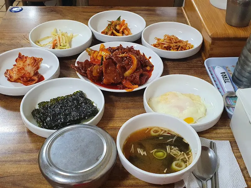 정갈하게 차려진 밑반찬이 인상적이다