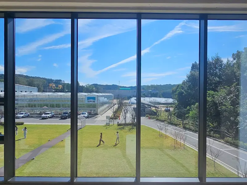 통창으로 보이는 스마트팜