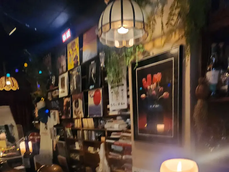 어둑한 조명과 LP판이 가득한 내부