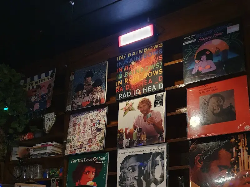 LP판으로 가득 찬 벽면