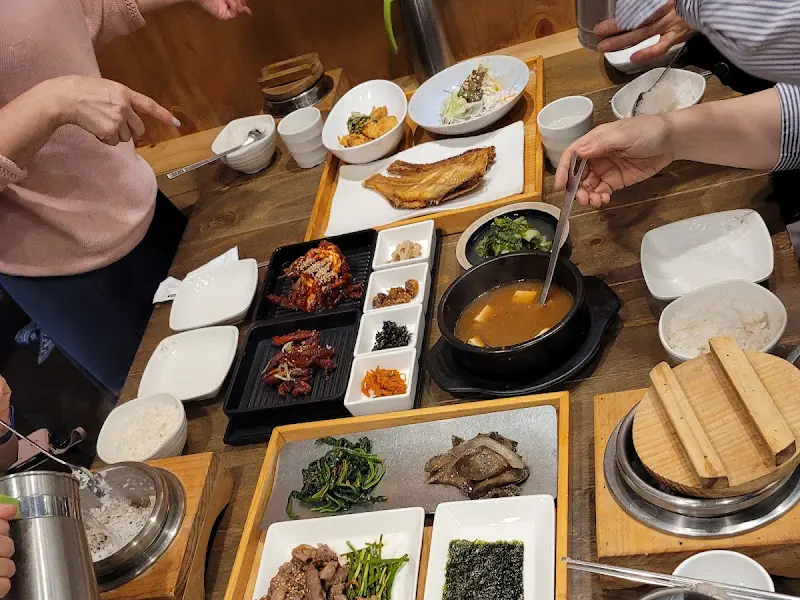 한상 가득 차려진 쌀밥 정식