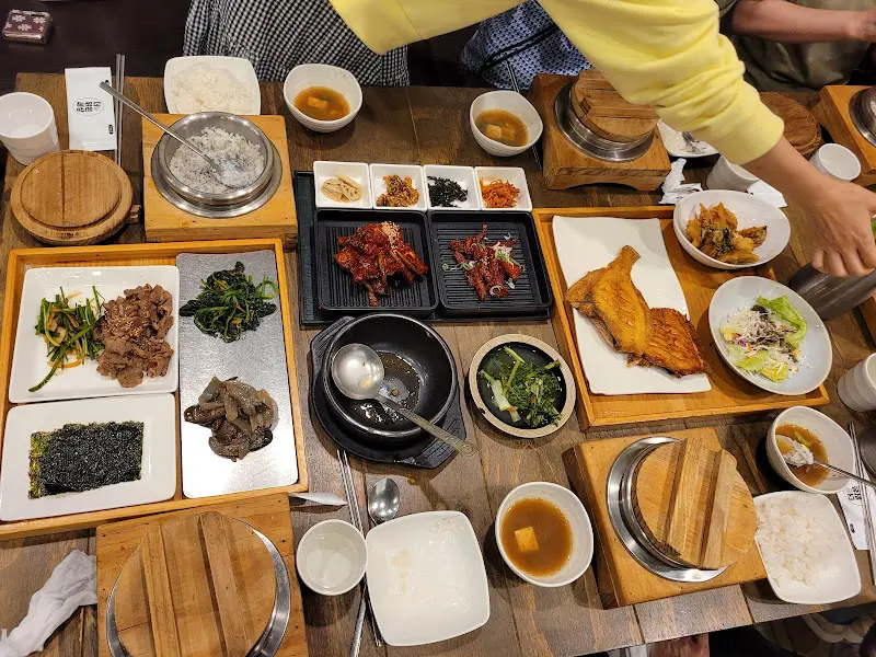 푸짐하게 차려진 밥상