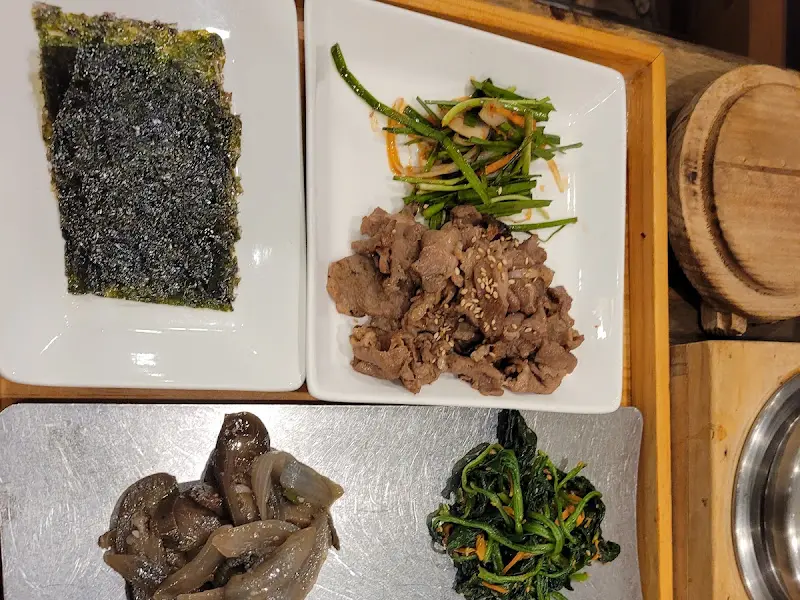 다채로운 반찬 구성