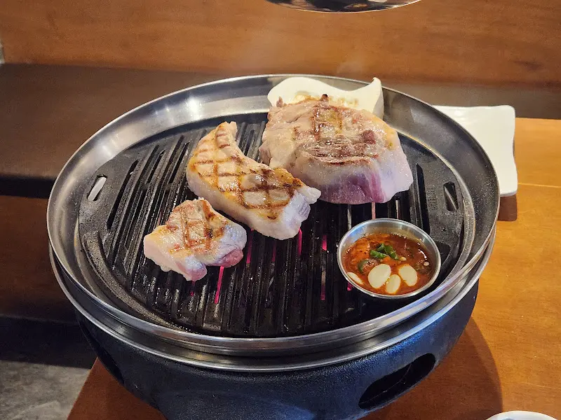 직원분이 직접 구워주는 고반식당의 고기