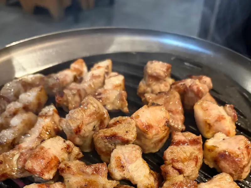 고반식당에서 구워지고 있는 목살