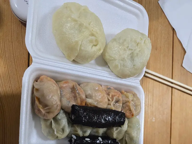 포장해온 만두와 김밥