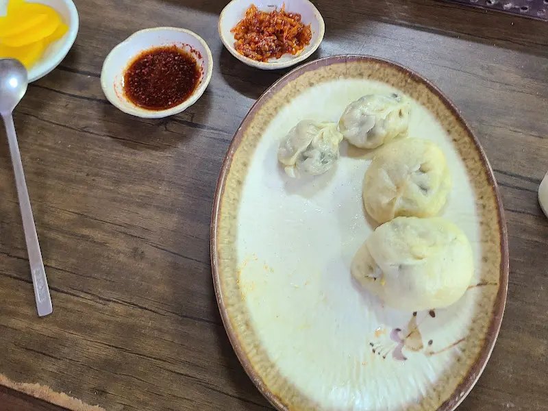 테이블 위의 만두