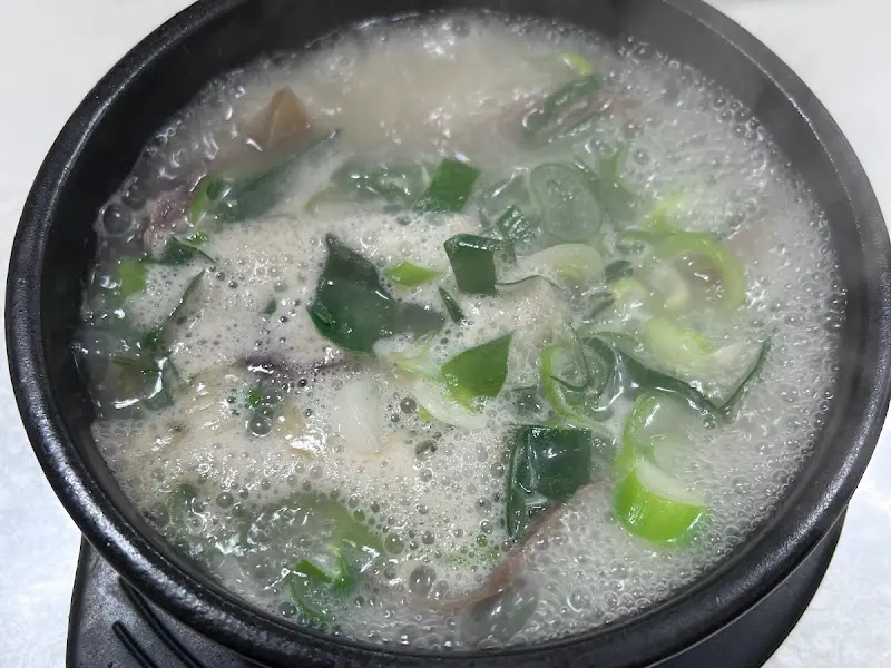 뽀얀 국물이 인상적인 소머리곰탕