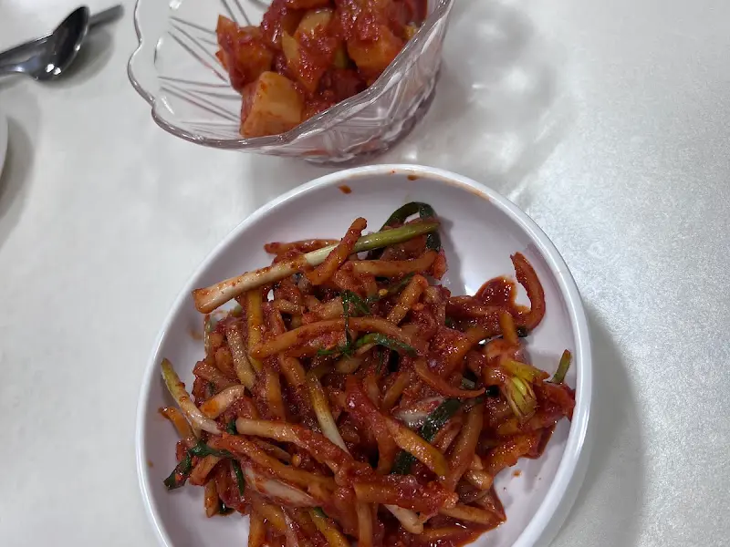 맛깔스러운 깍두기와 무생채