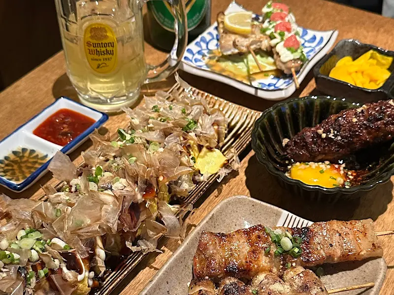 다양한 꼬치 요리와 술이 차려진 테이블