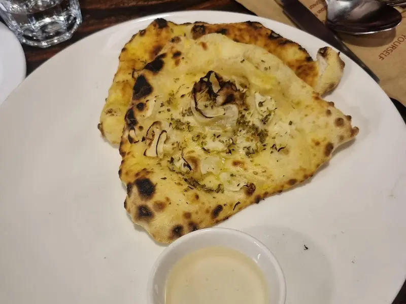 따뜻한 식전빵과 꿀