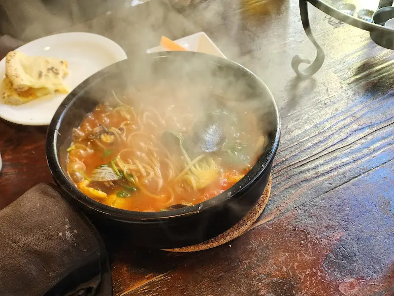 뜨겁게 끓고 있는 뚝배기 파스타